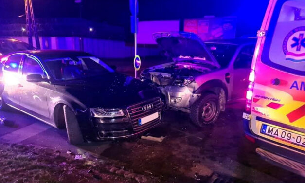 Furcsa karambol Kőbányán: Bilincsben vitték el a sérült sofőrhöz érkező családtagot, mert kiderült, körözi a rendőrség