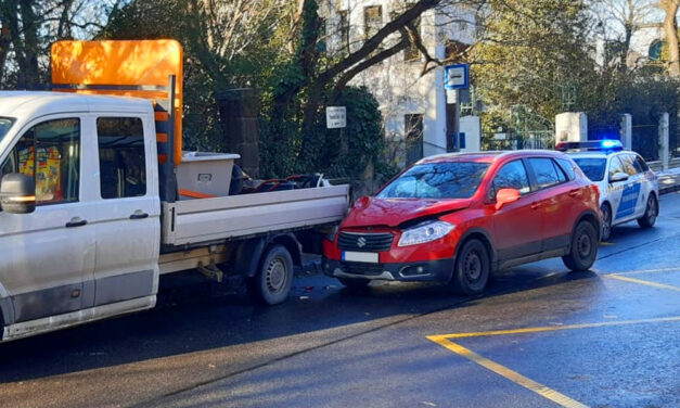 Kirobbantak a légzsákok, fékezés nélkül hajtott bele az autós a teherautóba a Gellérthegyen