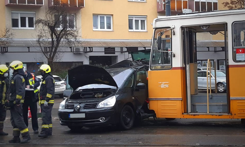 Villamossal ütközött egy Renault, métereken át tolta maga előtt az összetört autót a szerelvény