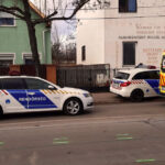 Rengeteg a baleset Budapest környékén: Veresegyházon gyalogost gázoltak el, a 2-es főúton frontálisan ütközött két autó