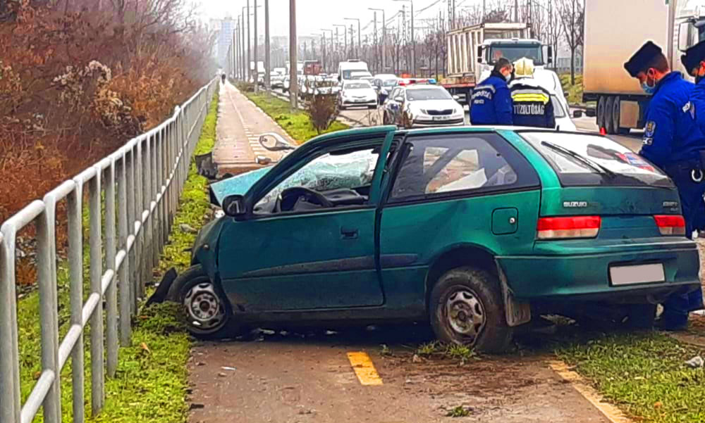 Eltűnt a Suzuki eleje az ütközéstől, kórházba vitték a sofőrt a mentők