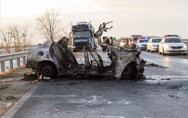 „Borzasztóan sajnálom” – egy négytagú család halt meg a Győr melletti balesetben, kamionnal ütköztek, majd kigyulladt az autójuk