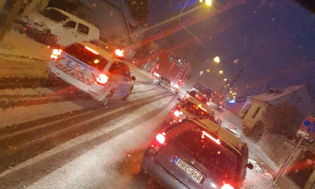 Káosz az utakon: felborult és elakadt autók, kigyulladt kamion, szinte lehetetlen közlekedni a várva várt hóesés után
