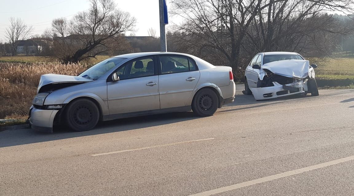 Durva karambol a Bécsi úton – Két autó rohant egymásba, az egyik sofőr sokkos állapotban feküdt az autóban – Fotók a helyszínről
