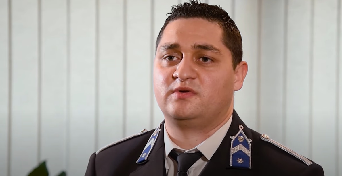Megszólalt a hős rendőr, aki újraélesztette az újpesti társasház második emeletéről kizuhant kislányt – videó