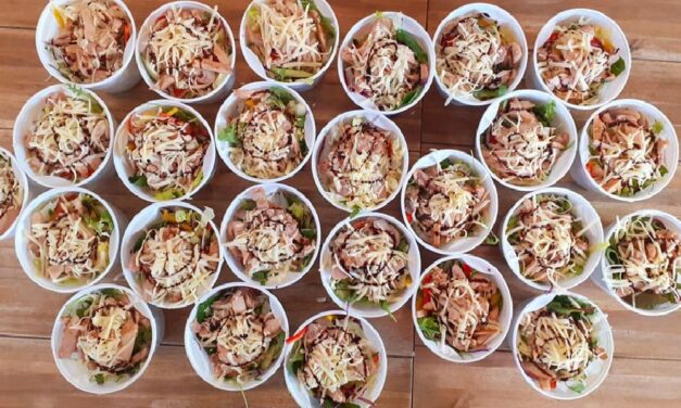 Emberségből jeles: ingyen ebédet szállítanak a Szent Imre Kórház Covid-osztályán dolgozóknak egy erzsébetvárosi bisztróból