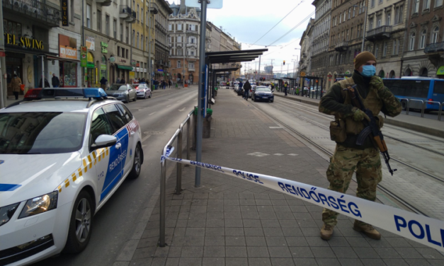 Megszúrtak egy férfit Mester utcai villamosmegállóban – A férfi életéért most is küzdenek