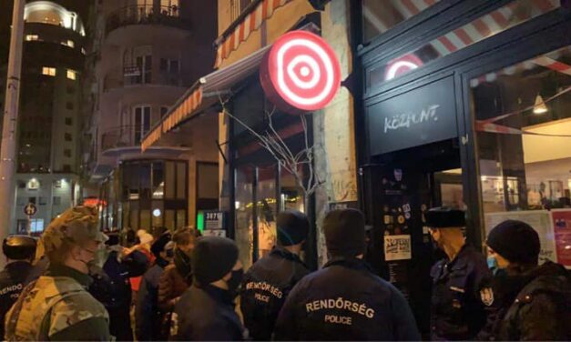 Tiltott buli a Madách téren – Lecsaptak a zsaruk az egyik szórakozóhelynél gyülekező tömegre, 60 napra lehúzatták a rolót a Központtal