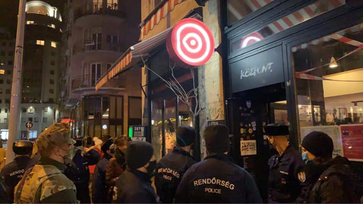 Tiltott buli a Madách téren – Lecsaptak a zsaruk az egyik szórakozóhelynél gyülekező tömegre, 60 napra lehúzatták a rolót a Központtal