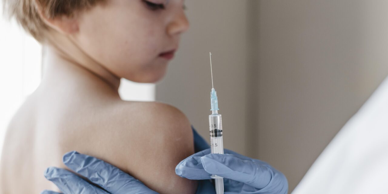 Ilyen mellékhatása lehet az 5-11 éveseknél a koronavírus elleni oltásnak: ha a szülők azt szeretnék, hogy a gyermekorvos adja be a vakcinát, akkor azt keddig jelezni kell a rendelőkben