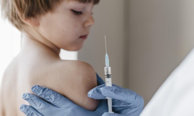 Ilyen mellékhatása lehet az 5-11 éveseknél a koronavírus elleni oltásnak: ha a szülők azt szeretnék, hogy a gyermekorvos adja be a vakcinát, akkor azt keddig jelezni kell a rendelőkben