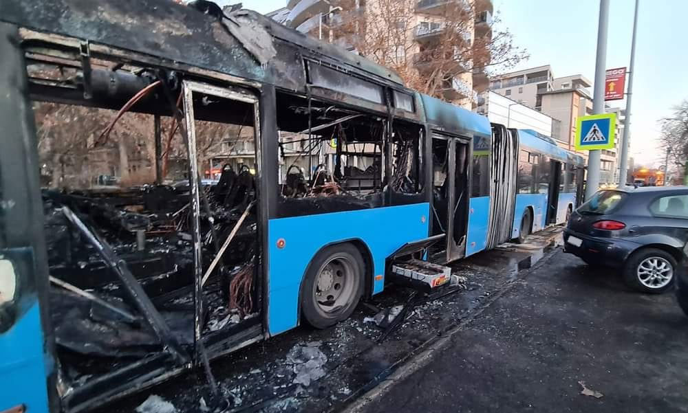 Kigyulladt egy BKK busz Óbudán, üszkösre égett a Volvo