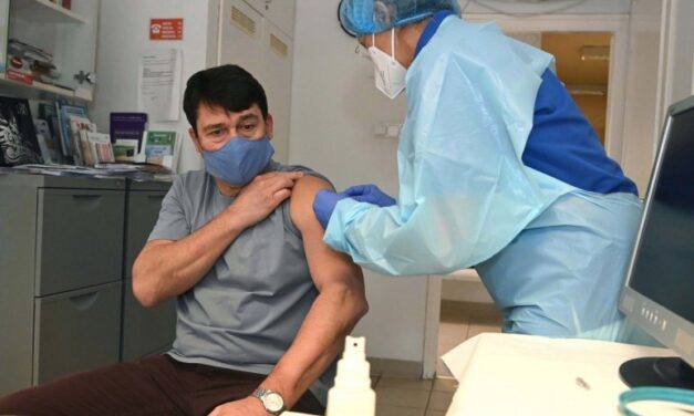 Megkapta a koronavírus elleni oltást Áder János, a köztársasági elnöknek kínai vakcina jutott
