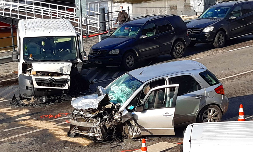 Frontálisan ütközött a Magyar Telekom autója egy Suzukival, mindkét sofőrt kórházba vitték
