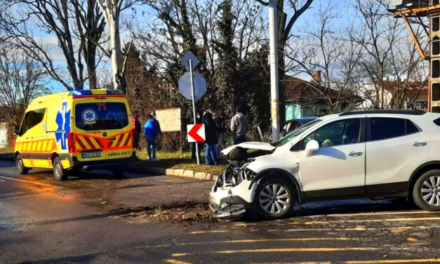 Munkába autózó mentős karambolózott, a saját kollégáit hívták a baleset helyszínére