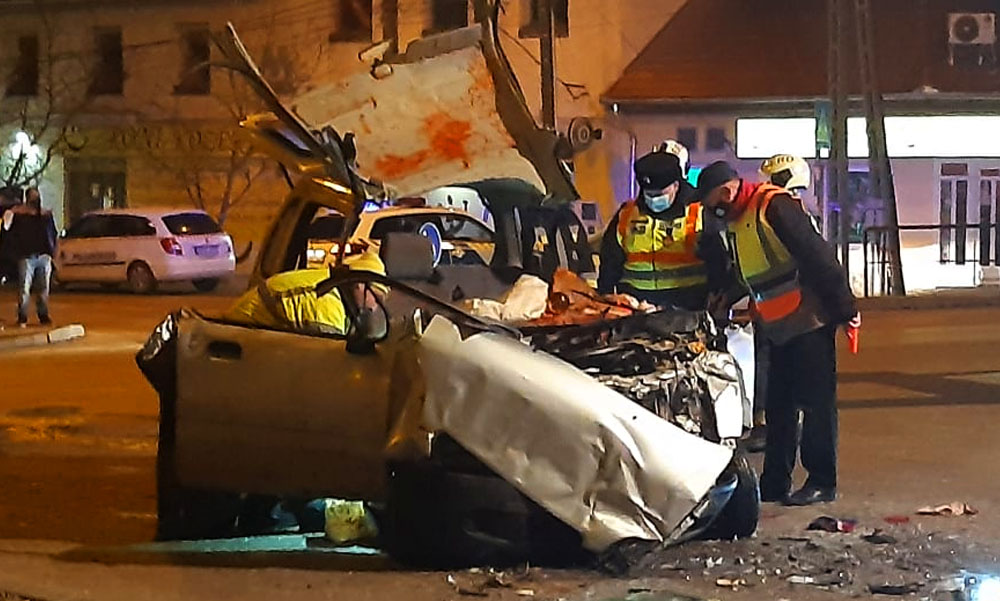 Brutális baleset Törökbálinton, pizzafutár ütközött egy busszal – helyszíni fotók