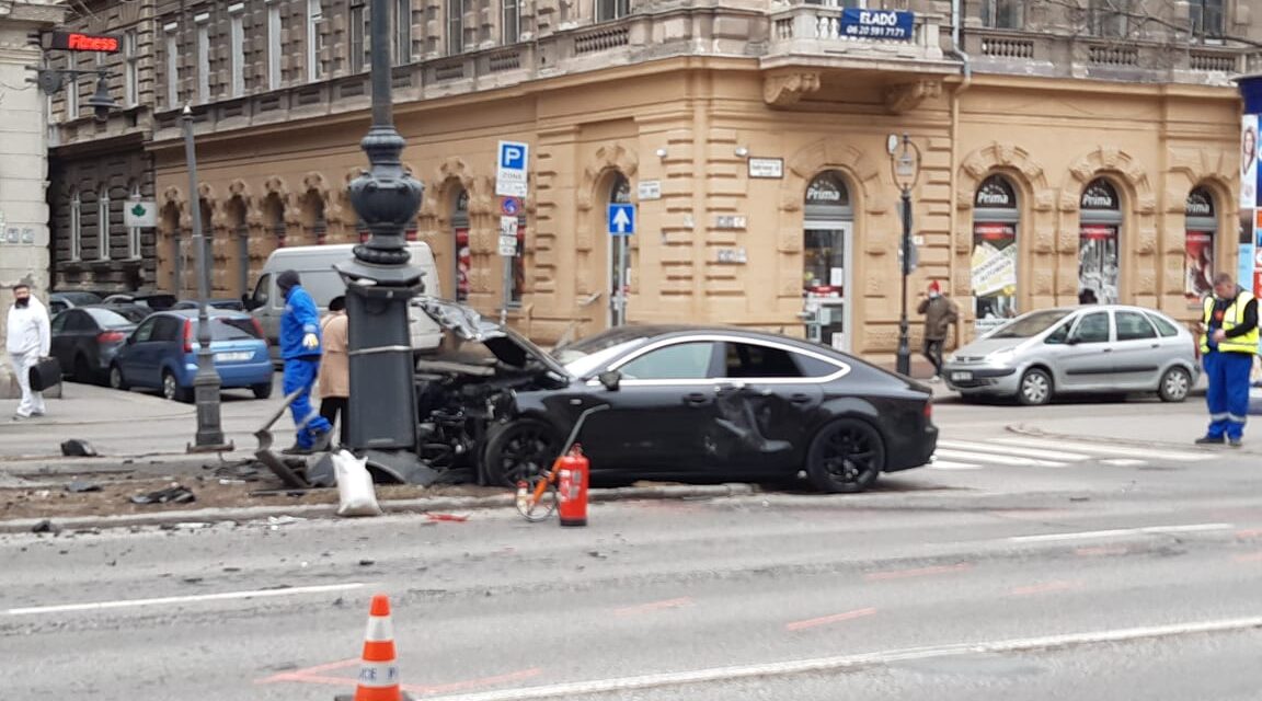 Durva karambol Budapest belvárosában: szabálytalanul közlekedő Volvoba csapódott egy Audi, mindkét sofőr megsérült – Fotók a helyszínről
