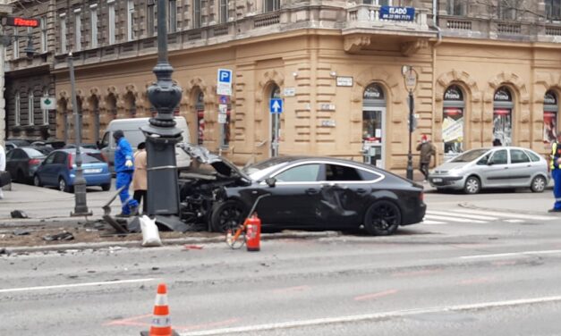 Durva karambol Budapest belvárosában: szabálytalanul közlekedő Volvoba csapódott egy Audi, mindkét sofőr megsérült – Fotók a helyszínről