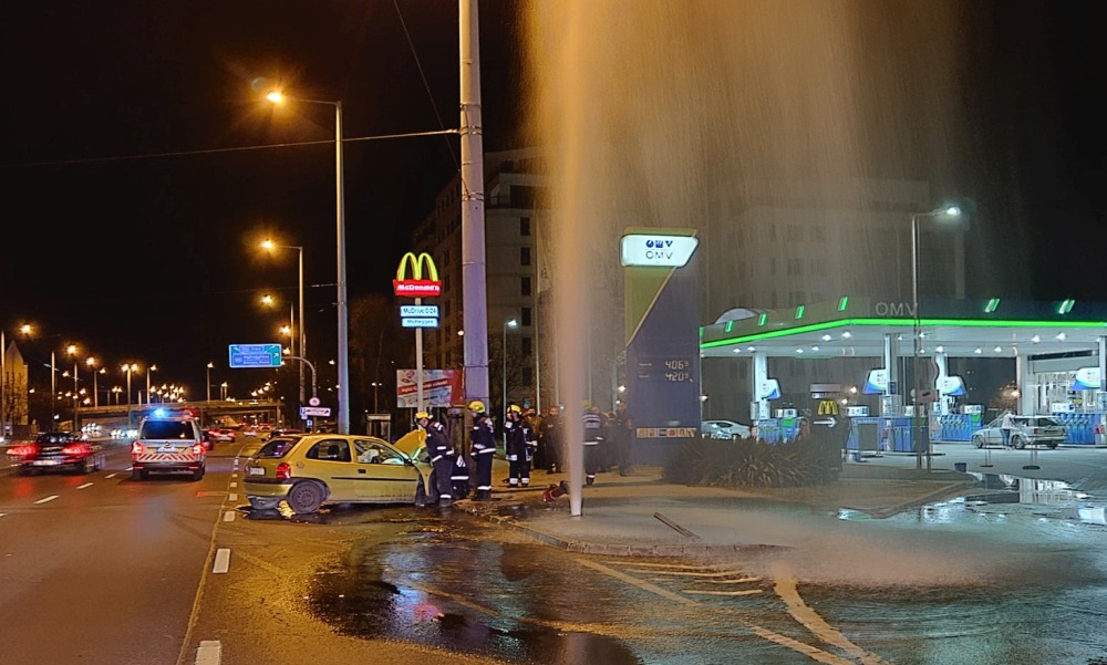 Ledöntötte a kutyás sofőr a tűzcsapot: hatalmas a szökőkút Budapest közepén