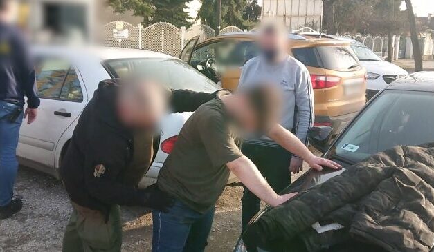 6 év börtönt kapott az a férfi, aki egy SZFE-s maszk miatt támadt meg egy nőt a csepeli buszon, korábban egy újságírót harapdált össze