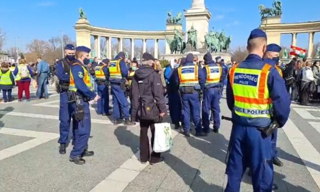 Rendőrsorfal várta Gődényék szombati tüntetését: a tiltakozók csak igazoltatás után jutottak el a Hősök teréig, egy koronavírusos beteg összeesett