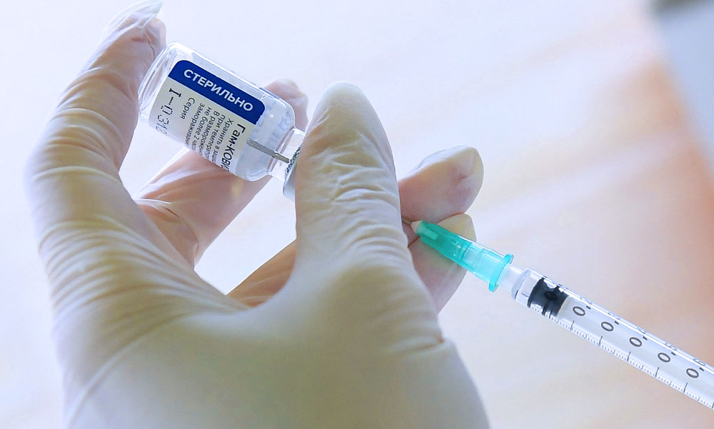 Vakcinabotrány: Az oroszok ellophatták az AstraZeneca receptjét és Sputnyik néven legyártották azt – állítja a korábbi brit biztonsági miniszter