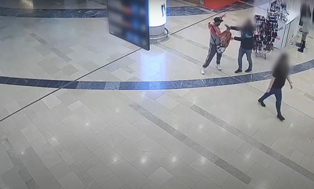 Keresik őket: maszkokat loptak a tolvajok és éles eszközzel fenyegettek meg egy eladót az Arénában – videó