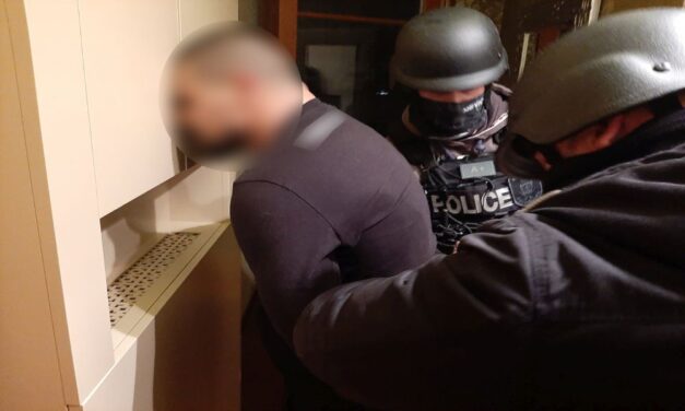 Kokaindílereket fogtak a rendőrök: az egyik elkövető az erkélyről dobta ki a kábítószert – videó