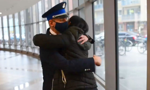 „Túlmegy már a barátságon” – megszólalt az a rendőrnő, aki megmentette rendőrtársa életét az újpesti késelésnél