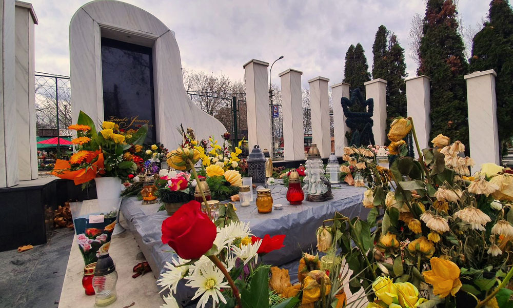 Zámbó Jimmy 20 éve halt meg, a rajongói ma is buszokkal érkeznek a csepeli temetőbe