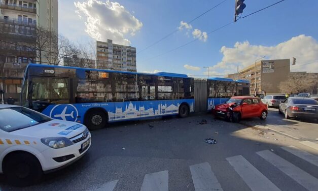 Busszal ütközött egy autós a 20. kerületben – fotók