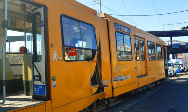 Feltépte a villamos oldalát a kamion, az ülések is kiszakadtak az ütközés erejétől
