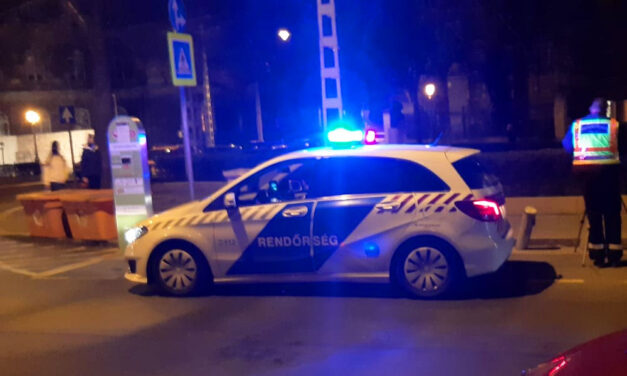 Járdán ütött el három gyalogost egy BMW-s nő a Szépvölgyi úton, majd egy autóbusszal ütközött