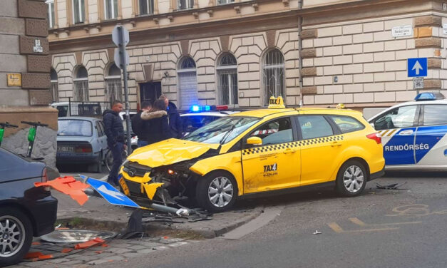 Audi és taxi karambolózott a 7. kerület egyik legveszélyesebb kereszteződésében