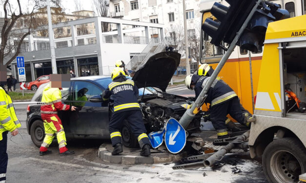 A villamos szinte felnyársalta az autót: Durva baleset történt Budapest 11. kerületében – Sokkoló fotók a helyszínről