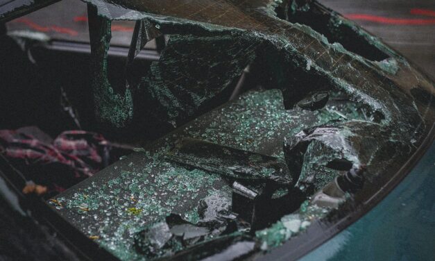 Lezárták a Szilágyi Erzsébet fasort – Két autó ment egymásba a 2. kerületben, egy ember megsérült