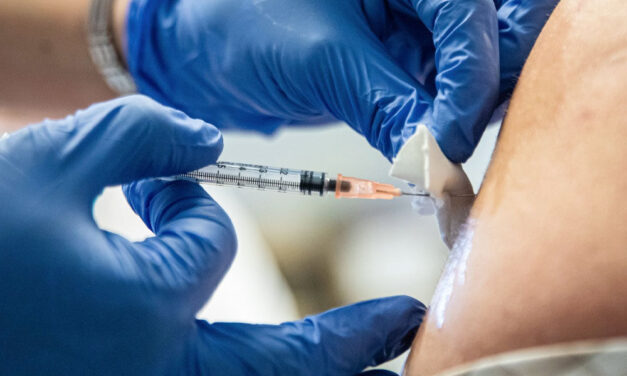 „Nagyon rossznak tartom, hogy nem beszélünk a vakcinák mellékhatásairól” – mondja Rusvai Miklós virológus