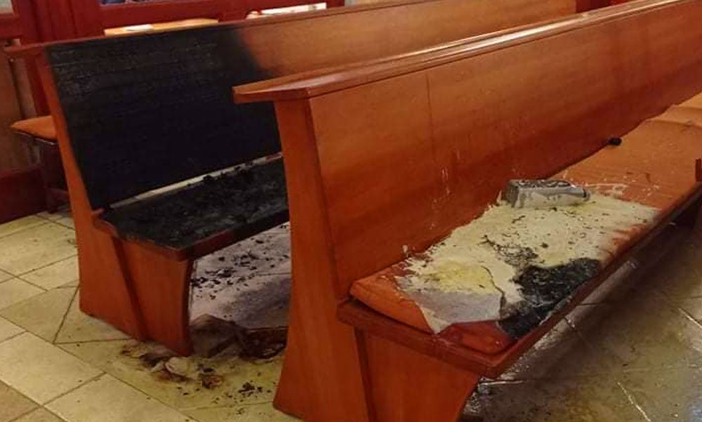 Betörtek a gödöllői görög katolikus templomba: az elkövető baltával verte szét a bejárati ajtót, felgyújtotta a padokat, több milliós a kár