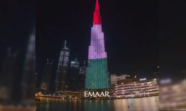 Égig érő magyar zászló Dubajban: március 15-én magyar nemzeti színekbe öltözött a világ legmagasabb felhőkarcolója