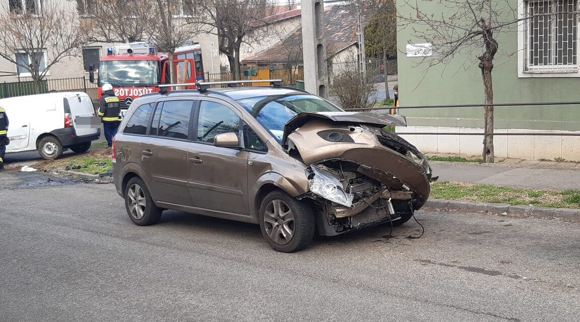 Csúnya karambol Kőbányán: furgonba rohant egy Opel és felborította azt – Fotók a helyszínről
