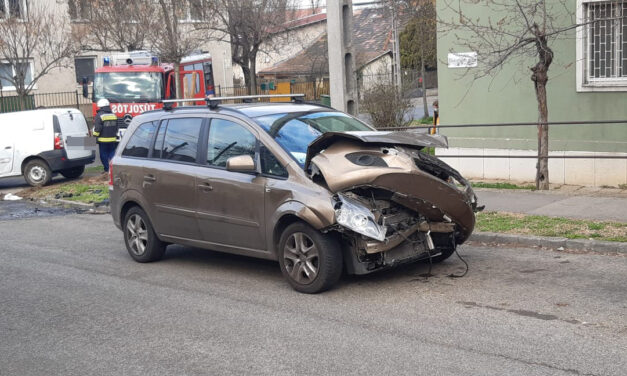 Csúnya karambol Kőbányán: furgonba rohant egy Opel és felborította azt – Fotók a helyszínről