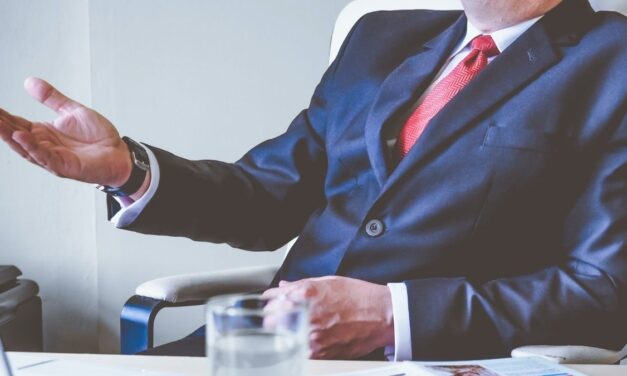 Letartóztatták a korrupciós ügybe keveredett navos felsővezetőt – Akár hosszú évekre is rácsok mögé kerülhet