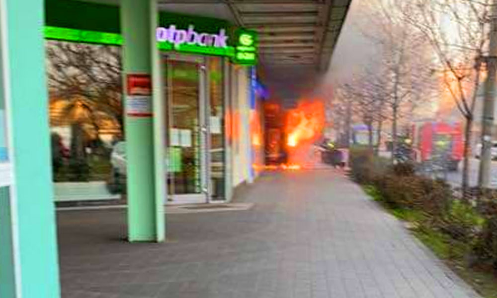 Felrobbant egy kebabos Csepelen, óriási lángokkal ég az OTP melletti üzlet