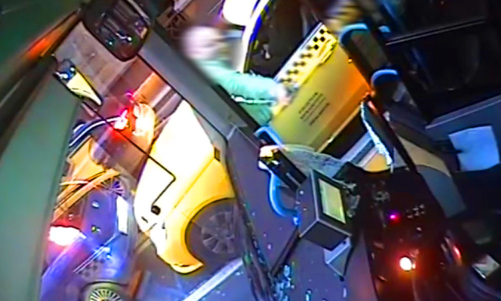 Balhé a Belvárosban, durván összeverekedett egy buszsofőr és egy taxis, videóra vették a köpködést, üvegtörést