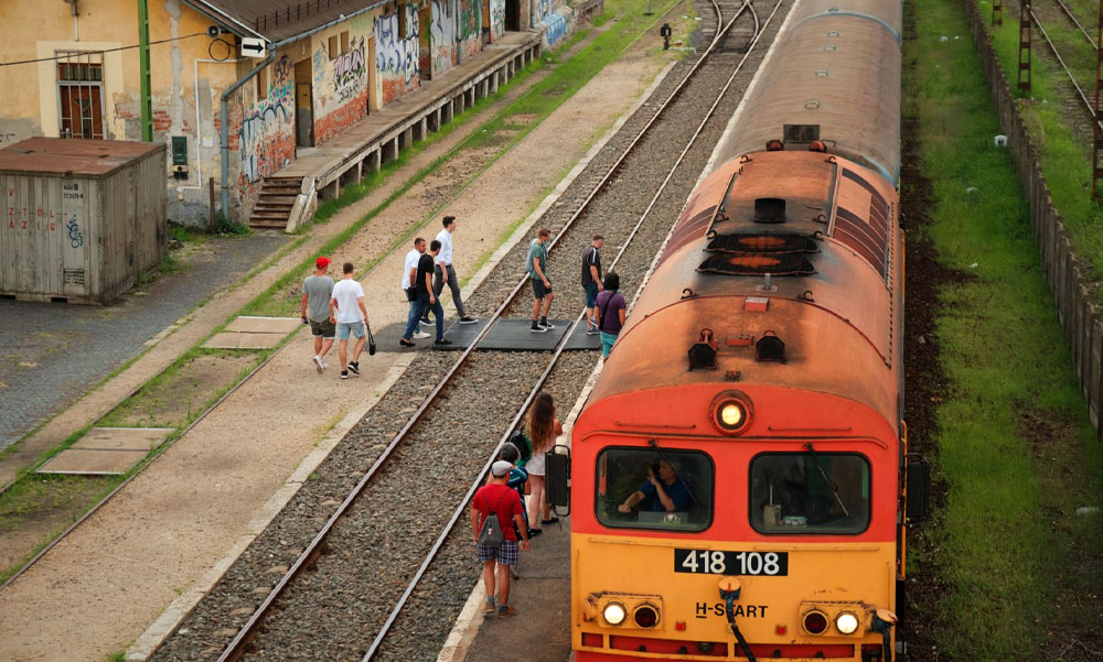 Budapest és környékének legvacakabb vasútvonalán mindent felújítanának az arra közlekedők, de van aki a gőzmozdonyok visszatérésétől sem esne kétségbe