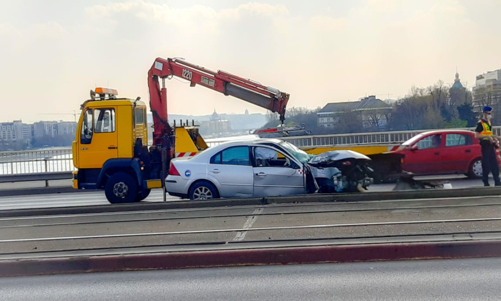 Oszlopnak ütközött egy autós az Árpád hídon: Pest felé torlódásra kell számítani – fotók