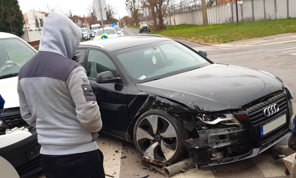 Hiába a szép Audi, az ütközéskor úgy megsérült a benne ülő 3 éves kislány, hogy kórházba kellett szállítani
