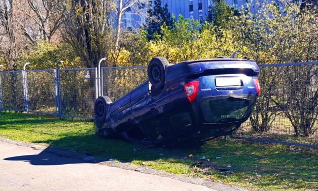 Durva baleset a Szent Imre Kórház előtt, tetejére borult a vétlen sofőr autója