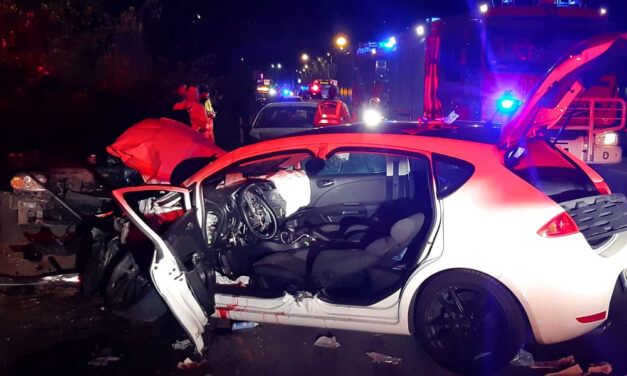 Széttrancsírozta a luxus Mercedes a Seatot, egy gyermek is megsérült a balesetben, a sofőrt feszítővágóval szedték ki