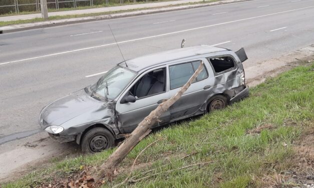 Hatalmas sebességgel érkezett majd a HÉV sínekre borult egy autó Csepelen – Egy gyerek is utazott az autóban – Fotók a helyszínről